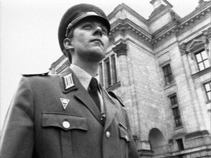 01_Mark Reeder vor dem Reichstag aus „BERLINER TRANCE“ von Ben Hardyment